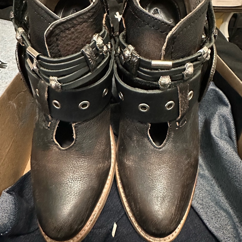 Freebirds saloon size 8 .